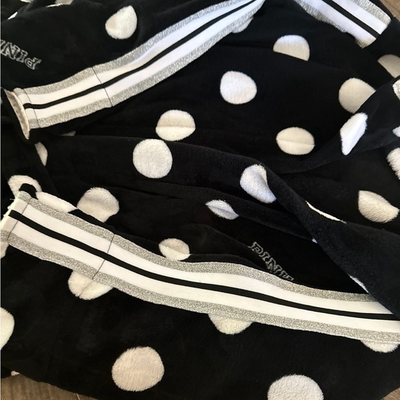 Pink Victoria secret robe - Picture 7 of 9